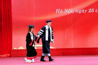 Câu chuyện cảm động phía sau bức ảnh truyền cảm hứng "Thầy hiệu trưởng dắt nữ sinh bại não lên sân khấu nhận Bằng cử nhân Luật "