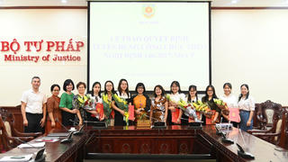 Bộ Tư pháp trao quyết định tuyển dụng công chức năm 2023 theo Nghị định số 140/2017/NĐ-CP