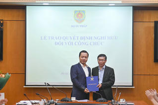 Thứ trưởng Trần Tiến Dũng trao Quyết định nghỉ hưu cho lãnh đạo Vụ các vấn đề chung về xây dựng pháp luật