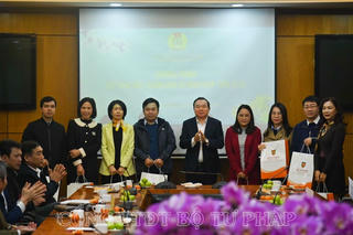 Công đoàn Bộ Tư pháp tặng quà đoàn viên công đoàn dịp Tết Nguyên đán 2024