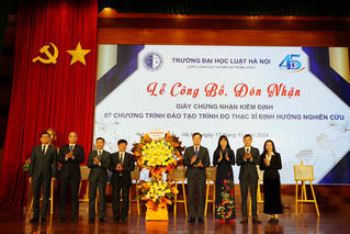 Trường Đại học Luật Hà Nội nhận Giấy chứng nhận kiểm định 07 chương trình đào tạo trình độ thạc sĩ định hướng nghiên cứu 