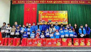 Đoàn Thanh niên Bộ Tư pháp trao quà Tết tại tỉnh Lào Cai nhân dịp tết nguyên đán 2025