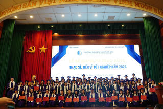 Trường Đại học Luật Hà Nội trao bằng thạc sĩ, tiến sĩ năm 2024