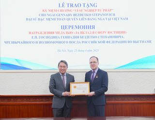 Bộ Tư pháp trao tặng Kỷ niệm chương “Vì sự nghiệp tư pháp” cho Đại sứ đặc mệnh toàn quyền Liên bang Nga tại Việt Nam