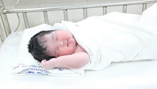 Bé gái sơ sinh nặng kỷ lục 6 kg chào đời tại Trung tâm Sản Nhi tỉnh Phú Thọ
