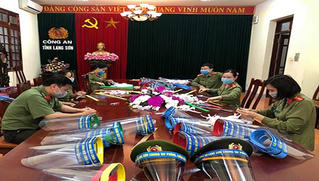 Công an Lạng Sơn tự làm mũ chống giọt bắn ủng hộ công tác phòng chống dịch Covid-19
