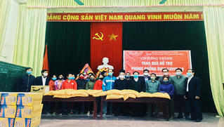 Trao quà hỗ trợ tại huyện Tam Nông, tỉnh Phú Thọ phòng chống dịch Covid-19