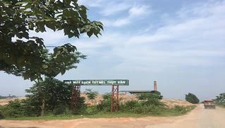 Nhà máy gạch "có cổ phần của một số lãnh đạo" lấn chiếm hành lang giao thông, gây ô nhiễm môi trường  