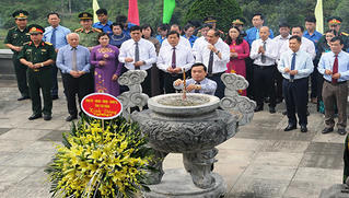 Lãnh đạo tỉnh Cao Bằng dâng hương kỷ niệm 130 năm Ngày sinh Chủ tịch Hồ Chí Minh