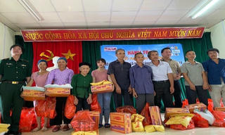 Báo Pháp luật Việt Nam trao tặng 200 suất quà cho gia đình khó khăn tại huyện Trùng Khánh