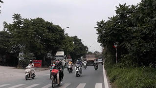 Nơm nớp lo vì xe công trình phóng ngược chiều trên Đại lộ Thăng Long 