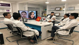Bác sĩ Phùng Mạnh Cường là giáo sư thỉnh giảng về phẫu thuật thẩm mỹ tại Hàn Quốc