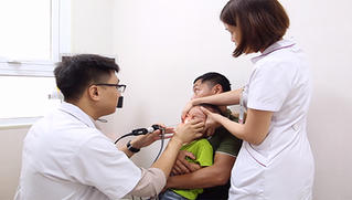 Con vắt dài 5cm chui vào mũi bé trai 3 tuổi