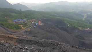 Người dân "kêu than" vì khói bụi, bùn, đất từ Mỏ than Yên Phước 