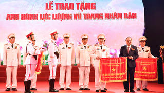 Thủ tướng Nguyễn Xuân Phúc trao tặng công an tỉnh Phú Thọ danh hiệu Anh hùng LLVTND