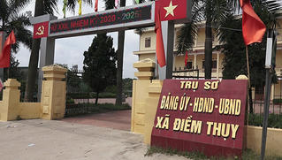 Trụ sở xã “cửa đóng, then cài” trong giờ hành chính
