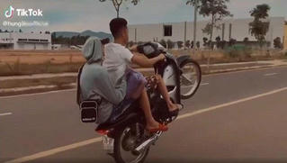 Nam thanh niên bốc đầu xe quay clip đăng TikTok bị phạt hơn 4 triệu đồng