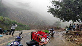Sạt lở đất gây ùn tắc giao thông ở Sơn La