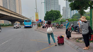 Hoạt động xe buýt tại Hà Nội: "Lờ" chống dịch, thu tiền không xé vé