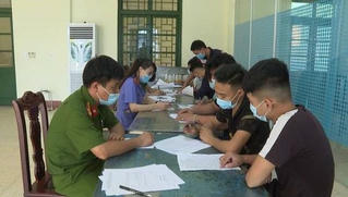 Bắt giữ 14 đối tượng “bay lắc” trong quán karaoke Top One