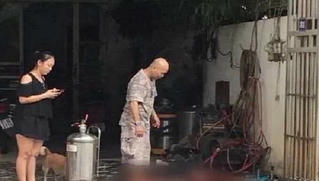 Nổ bình tạo bọt rửa xe khiến một phụ nữ tử vong