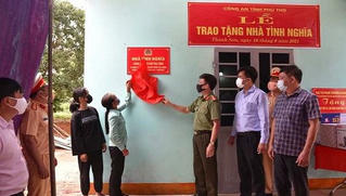 Công an tỉnh Phú Thọ trao nhà tình nghĩa nhân kỷ niệm 76 năm ngày truyền thống