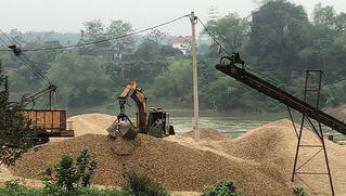 Xử phạt doanh nghiệp khai thác cát trên sông Hồng vượt phép