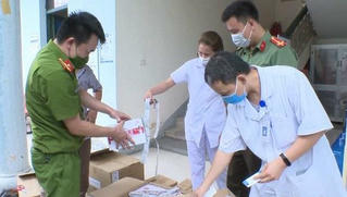 Thuê xe 'luồng xanh' để vận chuyển hàng nghìn thiết bị y tế không rõ nguồn gốc