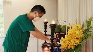 Cán bộ y tế lập bàn thờ vọng, tiễn biệt cha tại nơi xa