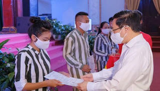 Trao Giấy chứng nhận đặc xá cho 68 phạm nhân tại Trại giam Phú Sơn 4