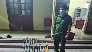 Phát hiện lực lượng công an, nhóm thanh niên vứt hung khí bỏ chạy