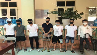 Xử phạt nhóm đi bộ ngược chiều để "né" chống kiểm soát dịch