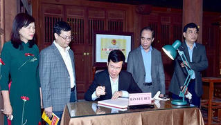 Thường trực Ban Bí thư Võ Văn Thưởng dâng hương và trồng cây lưu niệm tại Khu Di tích Quốc gia đặc biệt Tân Trào