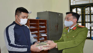 Chiến sỹ Công an nhặt được 290 triệu đồng trả người đánh rơi