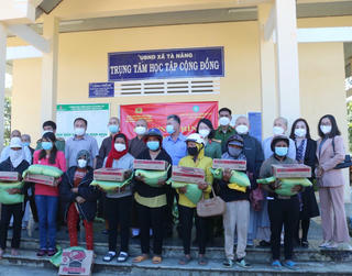 Lâm Đồng: Giáo hội Phật giáo Đà Lạt và Công an tỉnh Lâm Đồng trao quà cho người dân xã Tà Năng