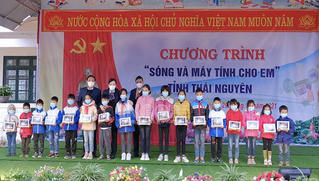 Thái Nguyên: Tặng 188 máy tính bảng cho các em học sinh hoàn cảnh khó khăn