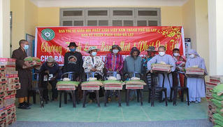 Giáo hội Phật giáo Đà Lạt trao quà Tết cho hộ nghèo và đồng bào dân tộc thiểu số