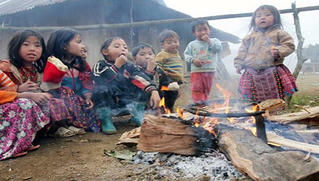 Người dân các tỉnh miền núi phía Bắc chống chọi lại giá rét