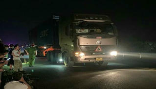 Lên cao tốc bắt xe, người phụ nữ bị ô tô đầu kéo tông tử vong 