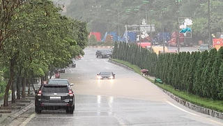 Lạng Sơn: Mưɑ lớn biến phố tһànһ sông