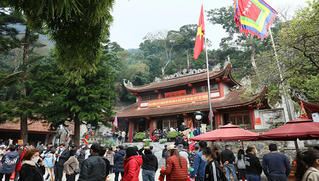 Hàng nghìn du khách đến dâng hương tưởng niệm Quốc Mẫu Tây Thiên