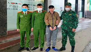 Tiếp nhận công dân, biên phòng Cửa khẩu quốc tế Tà Lùng bắt giữ 2 đối tượng có lệnh truy nã