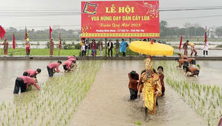 Rộn ràng lễ hội Vua Hùng dạy dân cấy lúa