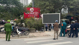 Công an phường Phú Thượng (Hà Nội) ra quân xử lý trật tự đô thị