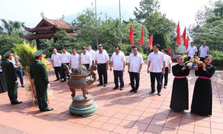 Dâng hương tưởng niệm Chủ tịch Hồ Chí Minh tại Khu di tích lịch sử ATK Định Hóa