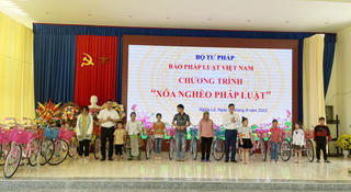 Văn phòng đại diện khu vực phía Bắc Báo Pháp luật Việt Nam trao quà “Xóa nghèo Pháp luật” tại Yên Bái