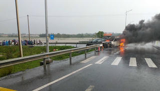 Bản tin sáng 23/11: Xe ô tô con bốc cháy trơ khung sau tai nạn giao thông