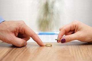 Có quyền ly hôn khi chồng đang đi chấp hành hình phạt tù không?