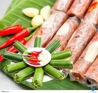 Nguy cơ tiềm ẩn khi ăn nem chua 