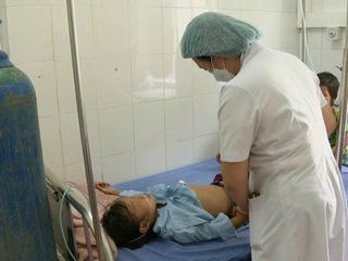 Bản tin sáng 03/08: 11 trẻ ngộ độc do ăn quả hồng châu, 1 ca đã tử vong, 3 ca chuyển tuyến trung ương 